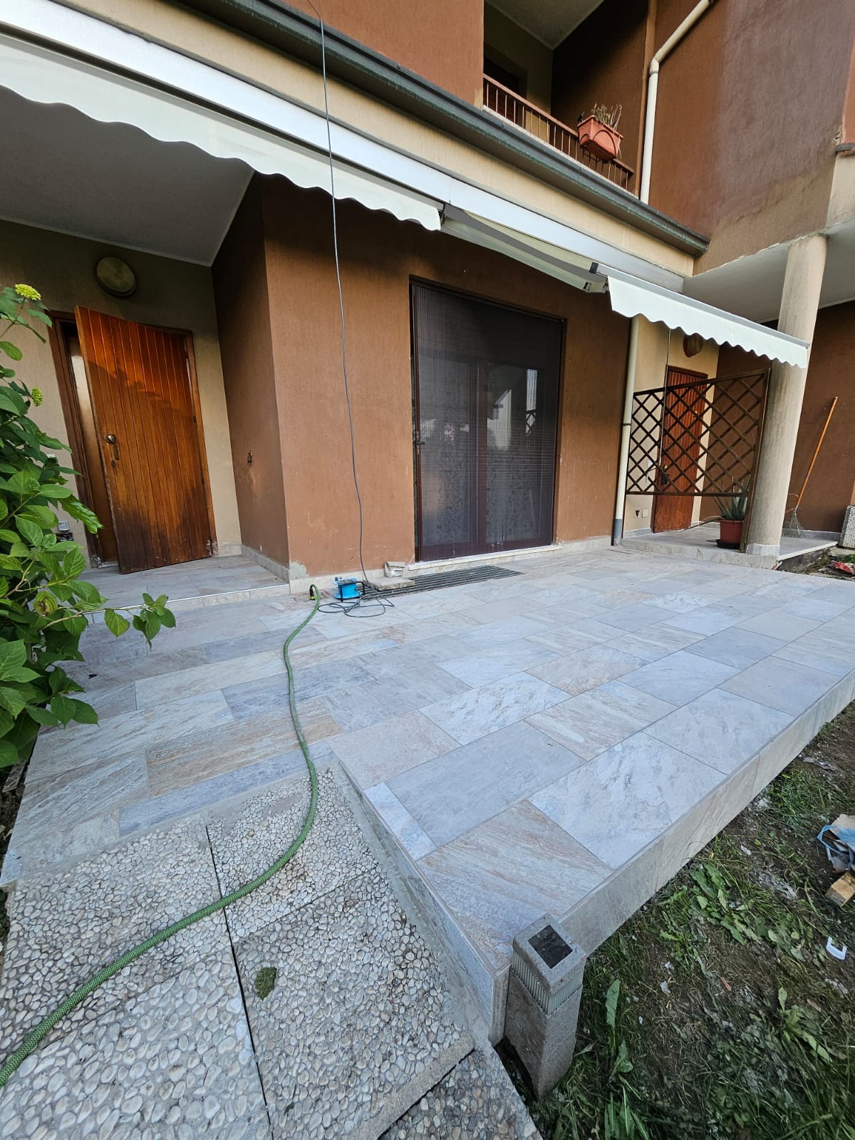 Foișor din lemn construit în grădină
